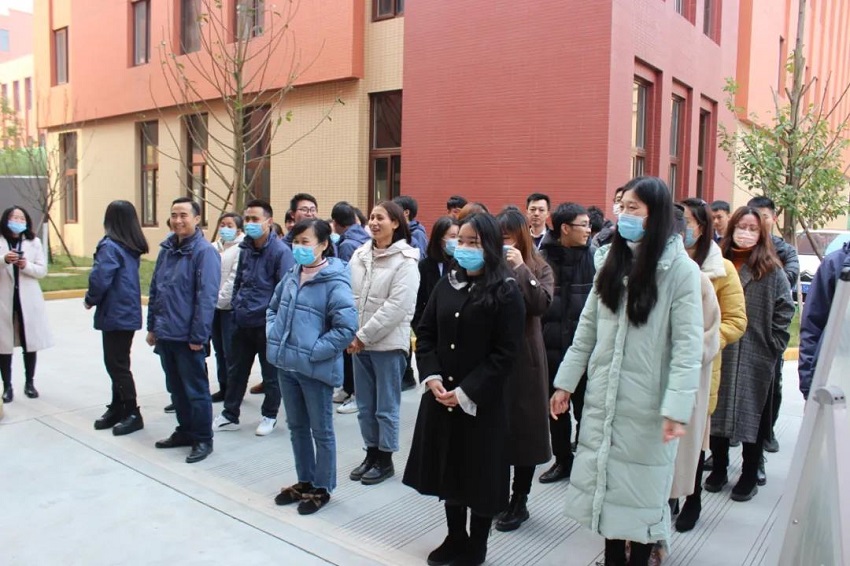 圣誕老人不僅帶來了糖果、蛋糕、還有無盡歡笑，因為他叫“水思源”