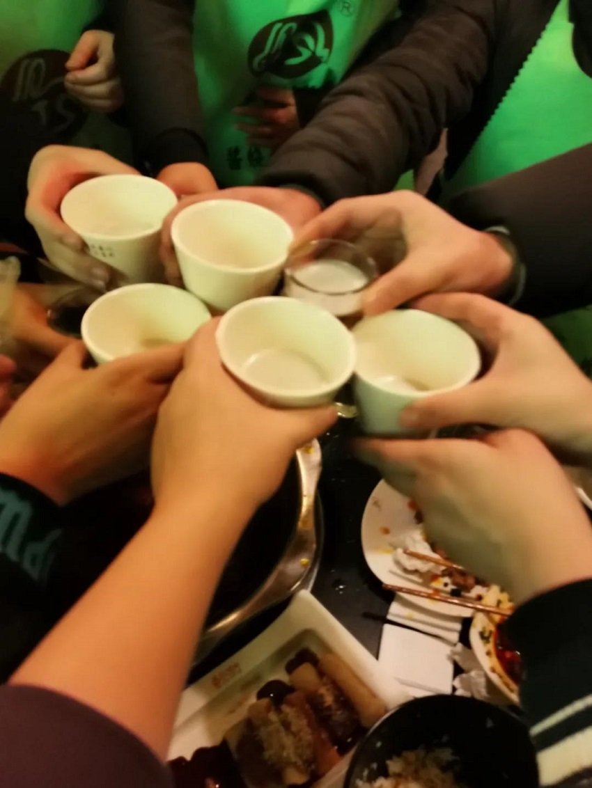 圣誕老人不僅帶來了糖果、蛋糕、還有無盡歡笑，因為他叫“水思源”